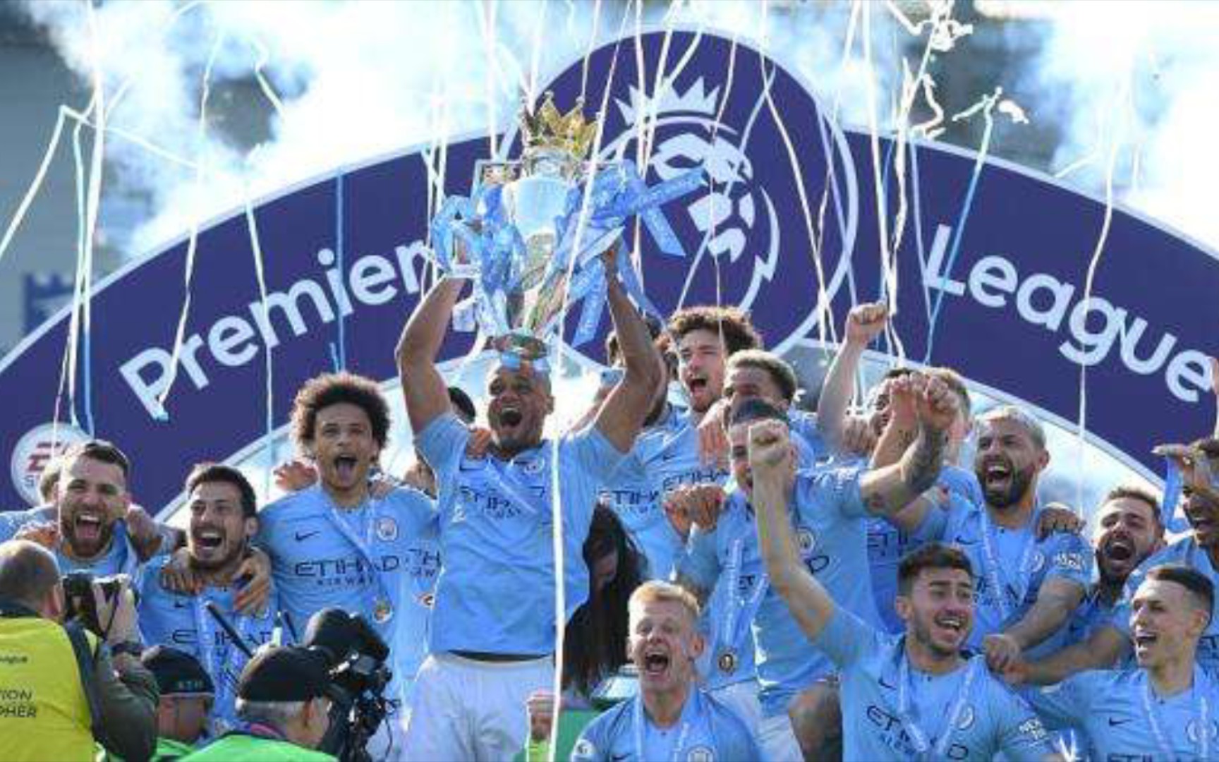 维尼修斯由 维尼修斯由